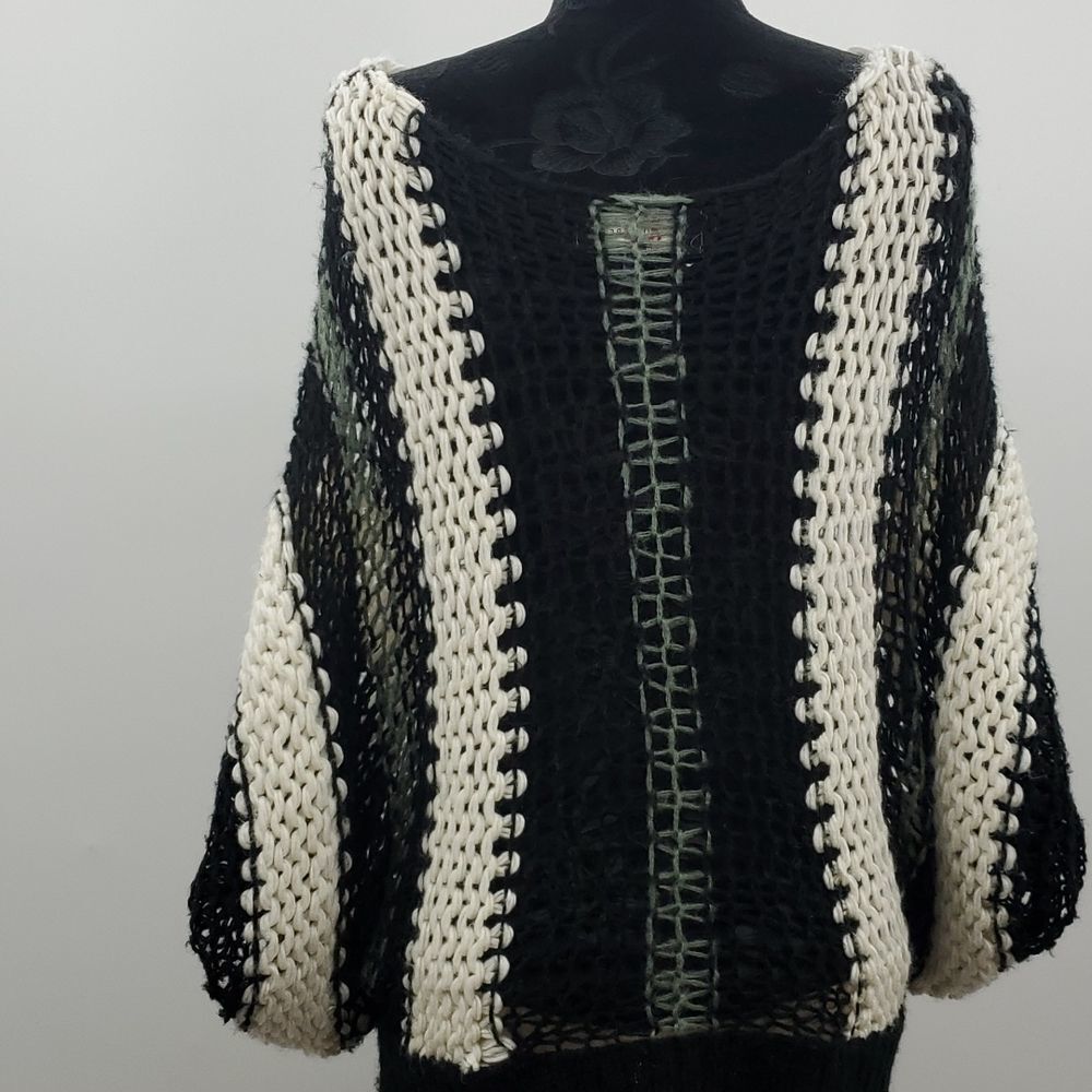 Lumiere Loose Knit Bat Wing Sleeve Sweater. - Picture 4 of 17